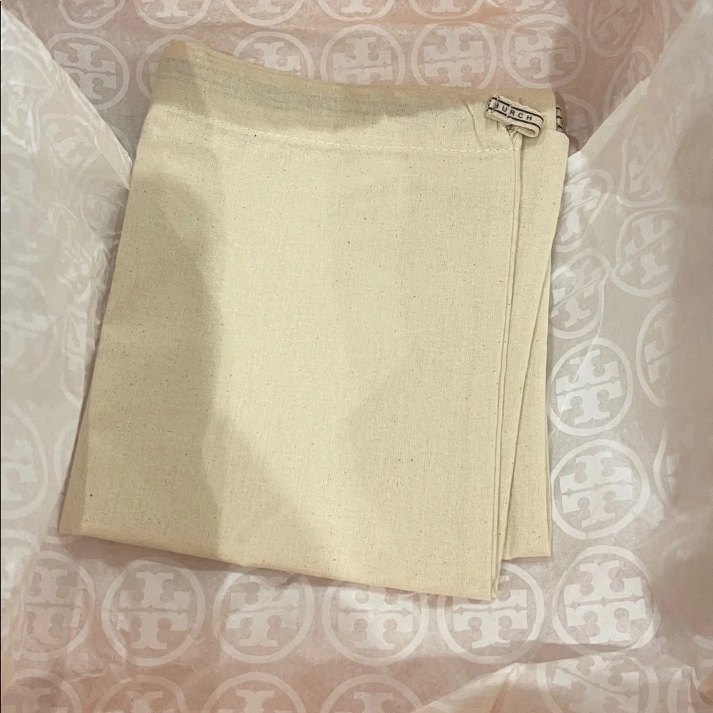 Tory Burch Cream and Black Sneakers(box is  little broken ) - Picture 8 of 16